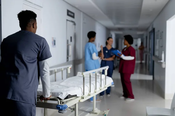 Médecin Afro Américain Marchant Avec Lit Hôpital Dans Couloir Hôpital — Photo