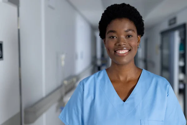 Portré Boldog Afro Amerikai Női Orvosról Aki Köpenyt Visel Folyosón — Stock Fotó