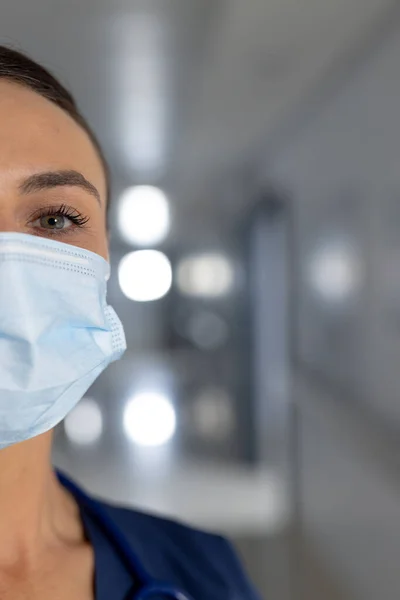 Hastanenin Koridorunda Yüz Maskesi Takan Beyaz Kadın Doktor Portresi Hastane — Stok fotoğraf