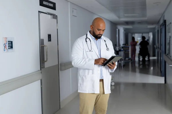 Médico Birracial Usando Jaleco Usando Tablet Corredor Hospital Hospital Comunicação — Fotografia de Stock