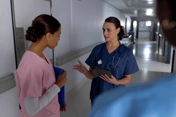 Çeşitli Kadın Doktorlar Önlük Giyip Tablet Kullanıyor Hastanede Konuşuyor Hastane — Stok fotoğraf