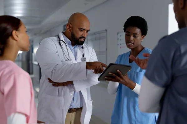 Médicos Diversos Usando Tablet Discutindo Trabalho Corredor Hospital Hospital Comunicação — Fotografia de Stock