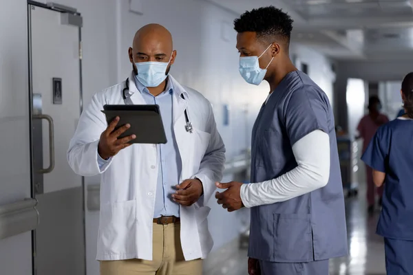Divers Médecins Masculins Portant Des Masques Faciaux Utilisant Une Tablette — Photo
