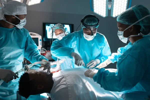 Hastanedeki Ameliyathanede Ameliyat Önlüğü Giyen Çeşitli Cerrahlar Hastane Ameliyat Hijyen — Stok fotoğraf