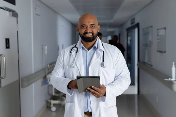 Πορτρέτο Του Χαρούμενου Βιρασιανού Άνδρα Γιατρού Που Φοράει Εργαστηριακή Ποδιά — Φωτογραφία Αρχείου