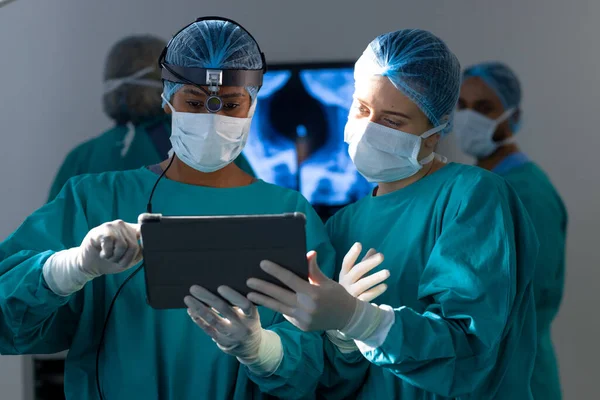 Hastanedeki Ameliyathanede Tablet Kullanan Çeşitli Kadın Cerrahlar Hastane Cerrahi Hijyen — Stok fotoğraf
