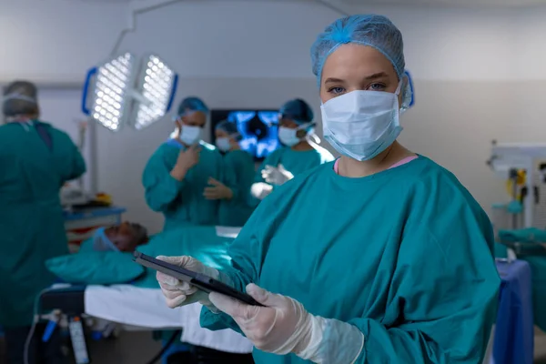 Hastanedeki Ameliyathanede Ameliyat Önlüğü Giyen Beyaz Kadın Cerrahın Portresi Hastane — Stok fotoğraf