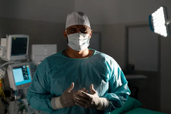 病院で手術用ガウンを着用した男性外科医の肖像画 医療および仕事 変わらない — ストック写真