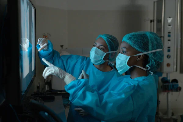 Hastanedeki Ameliyathanede Röntgen Taramalarına Bakan Çeşitli Kadın Cerrahlar Hastane Ameliyat — Stok fotoğraf