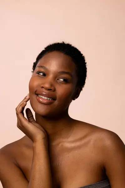 머리카락을 아프리카계 미국인 얼굴을 만지는 미소를 여성성 메이크업 패션과 아름다움 — 스톡 사진