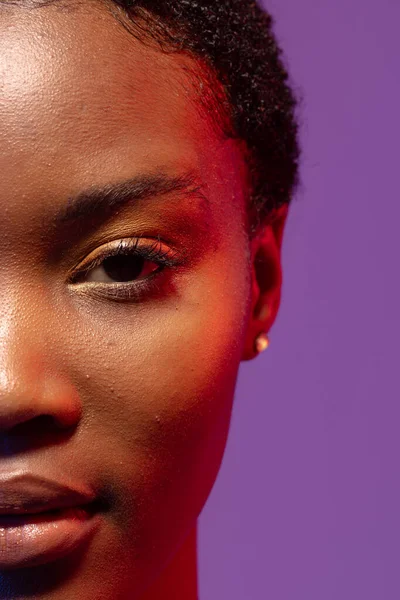 Hälften Porträtt Afrikansk Amerikansk Kvinna Lila Bakgrund Kvinnlighet Ansikte Ansiktsuttryck — Stockfoto