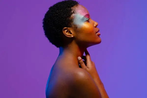 Mujer Afroamericana Con Pelo Corto Maquillaje Colorido Tocando Cuello Feminidad —  Fotos de Stock