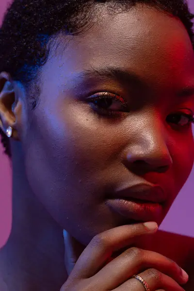 Närbild Afrikansk Amerikansk Kvinna Med Kort Hår Håller Hakan Rött — Stockfoto
