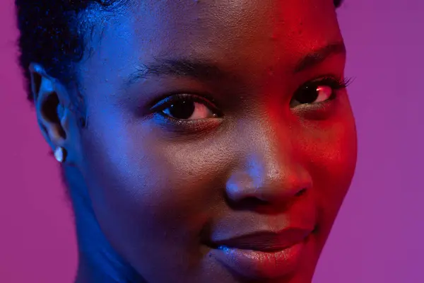 Närbild Leende Afrikansk Amerikansk Kvinna Med Kort Hår Blått Och — Stockfoto
