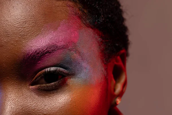 Närbild Ögat Afrikansk Amerikansk Kvinna Med Kort Hår Och Färgglada — Stockfoto
