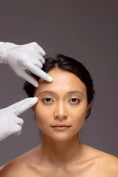 Hände Einer Kosmetikerin Weißen Handschuhen Berühren Das Gesicht Einer Asiatin — Stockfoto