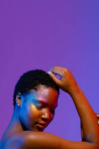 Αφροαμερικανή Γυναίκα Κοντά Μαλλιά Και Πολύχρωμο Μακιγιάζ Αγγίζοντας Κεφάλι Μάτια — Φωτογραφία Αρχείου