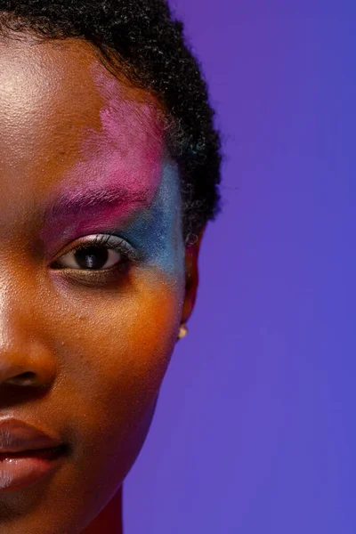 Hälften Porträtt Afrikansk Amerikansk Kvinna Med Kort Hår Och Färgglad — Stockfoto
