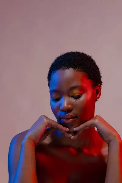 Afroamerykanka Krótkimi Włosami Rękami Pod Podbródkiem Niebiesko Czerwonym Świetle Przestrzeń — Zdjęcie stockowe