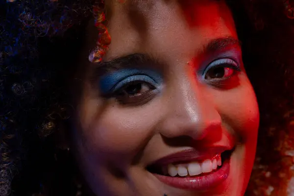 Primer Plano Una Mujer Birracial Sonriente Con Sombra Ojos Azul —  Fotos de Stock