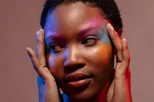 Mulher Afro Americana Com Cabelo Curto Maquiagem Colorida Olhando Para — Fotografia de Stock
