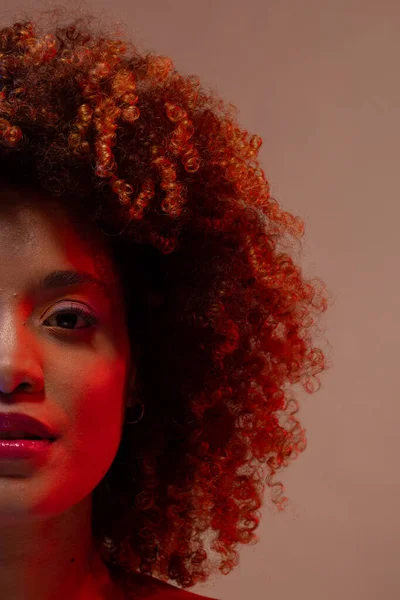 Mitad Retrato Mujer Birracial Con Pelo Rizado Luz Roja Feminidad —  Fotos de Stock