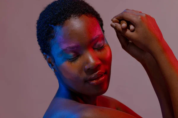 Mujer Afroamericana Con Pelo Corto Maquillaje Colorido Tocando Las Manos — Foto de Stock