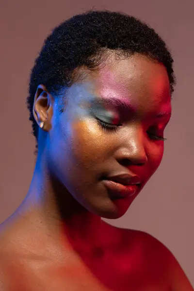 Afrikai Amerikai Rövid Hajjal Színes Sminkkel Kék Piros Fénnyel Nőiesség — Stock Fotó