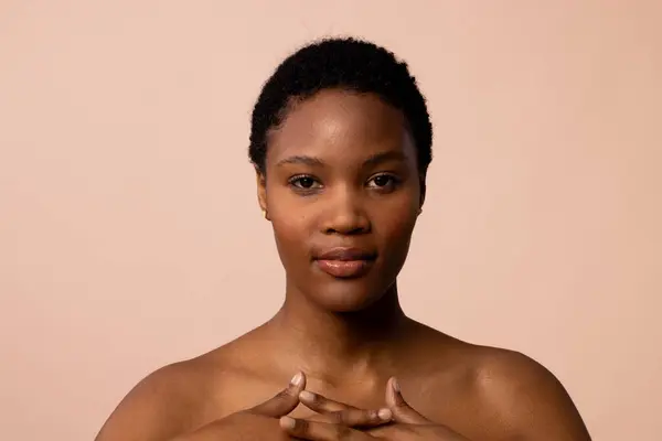 African American Woman Short Hair Hands Clasped Chest Femininity Face — Stock Photo, Image