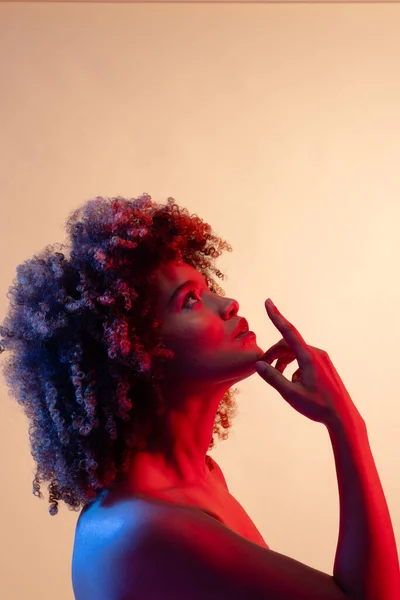 Biraciale Vrouw Draagt Roze Oogschaduw Lippenstift Aanraken Kin Rood Blauw — Stockfoto