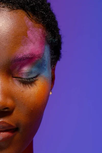 Hälften Porträtt Afrikansk Amerikansk Kvinna Med Kort Hår Och Färgglad — Stockfoto