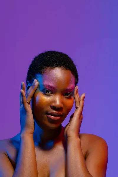 Afrikansk Amerikansk Kvinna Med Kort Hår Och Färgglada Make Rörande — Stockfoto