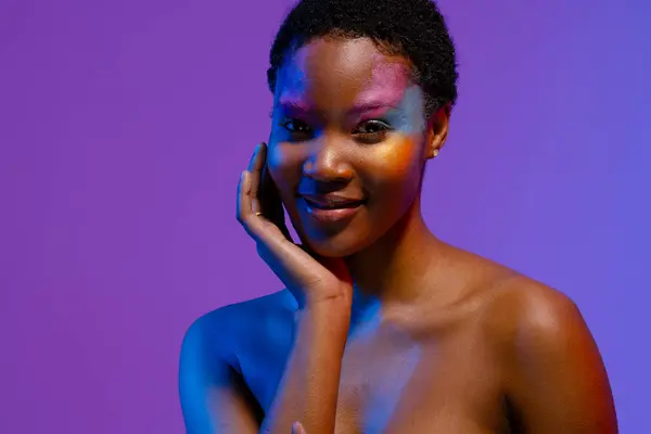 African American Woman Short Hair Colourful Make Smiling Hand Chin — Stock Photo, Image