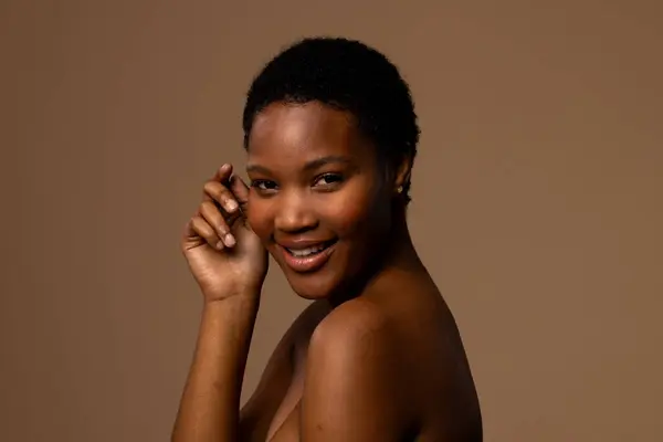 Sorrindo Afro Americana Com Cabelo Curto Tocando Bochecha Femininidade Rosto — Fotografia de Stock