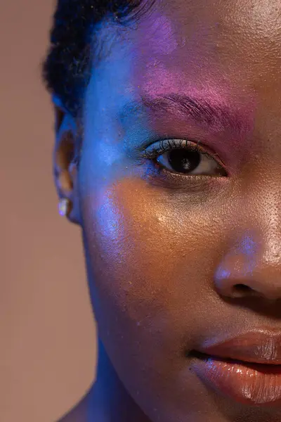 Hälften Porträtt Afrikansk Amerikansk Kvinna Med Kort Hår Och Färgglada — Stockfoto