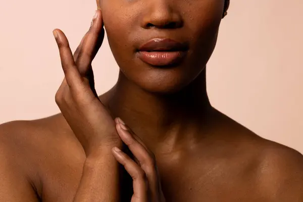 얼굴을 만지는 머리를 아프리카계 미국인 여자의 여성성 메이크업 패션과 아름다움 — 스톡 사진