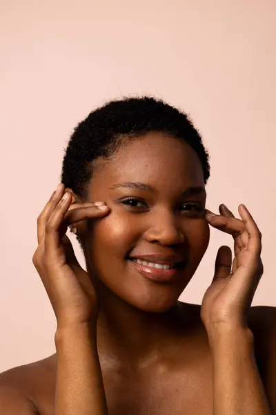 Mulher Afro Americana Com Cabelo Curto Olhando Para Longe Sorrindo — Fotografia de Stock