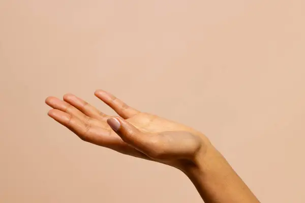 Mão Estendida Mulher Biracial Fundo Bege Rosa Com Espaço Cópia — Fotografia de Stock