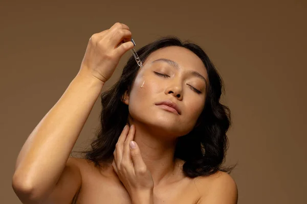 Asian Woman Closed Eyes Applying Skin Tonic Her Cheek Dropper — Stock Photo, Image