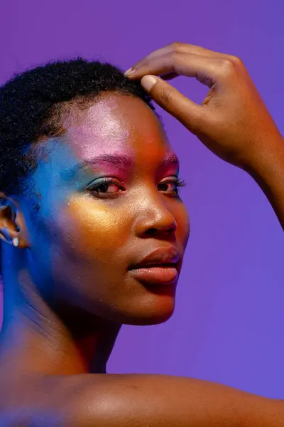 Mujer Afroamericana Con Cabello Corto Maquillaje Colorido Tocando Cabeza Feminidad — Foto de Stock