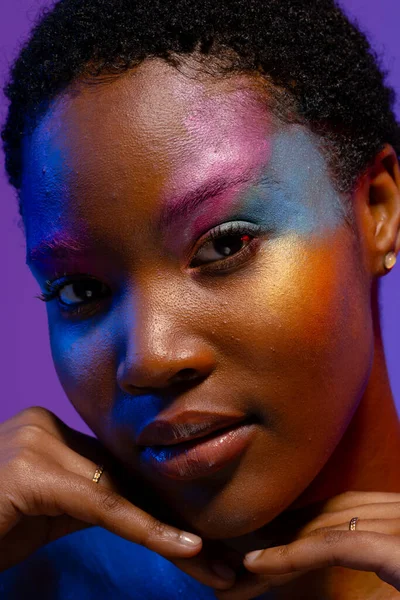 Afroamerikansk Kvinna Med Kort Hår Färgglad Make Och Händer Hakan — Stockfoto