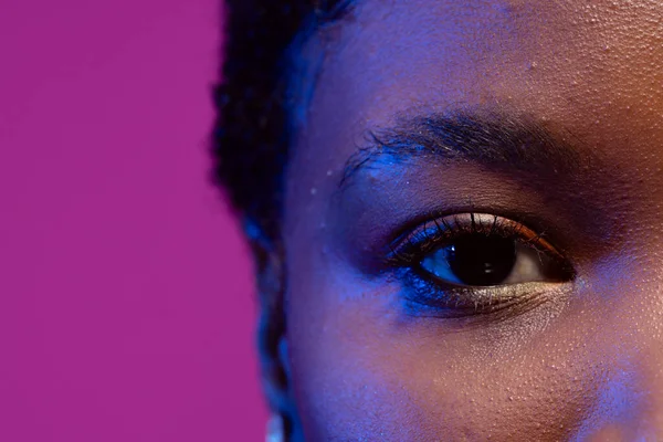 Nahaufnahme Des Auges Einer Afrikanisch Amerikanischen Frau Mit Kurzen Haaren — Stockfoto