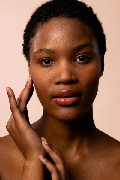 Vertical Mulher Afro Americana Com Cabelo Curto Tocando Mãos Rosto — Fotografia de Stock