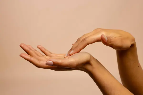 Mãos Comovedoras Mulher Fundo Bege Rosa Com Espaço Cópia Femininidade — Fotografia de Stock