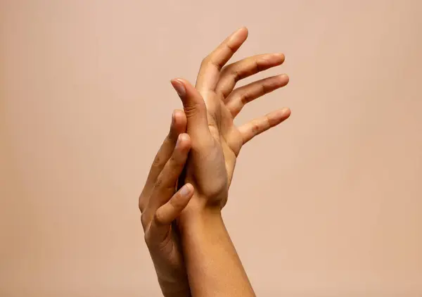 Mãos Comovedoras Mulher Biracial Fundo Bege Rosa Com Espaço Cópia — Fotografia de Stock