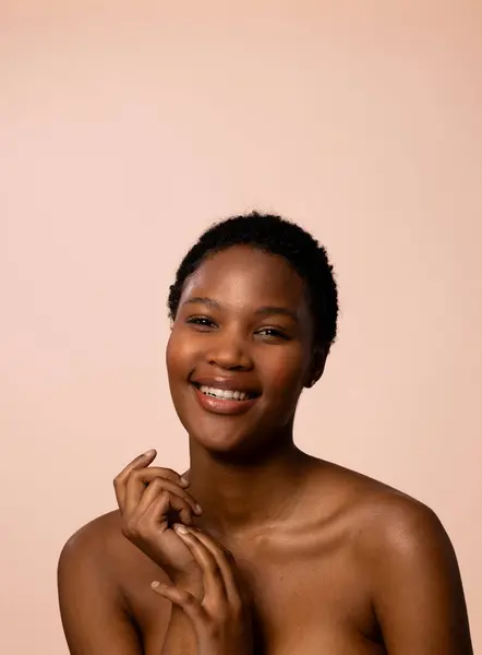 Afroamerikanerin Mit Kurzen Haaren Die Lächeln Und Die Hände Berühren — Stockfoto