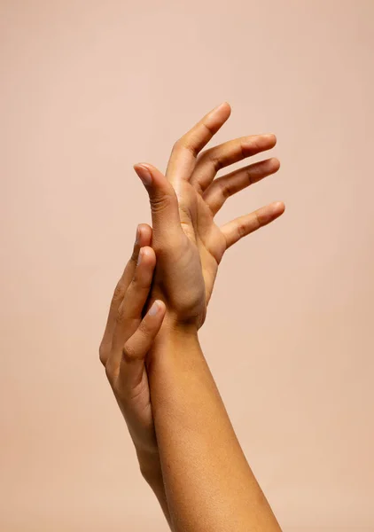 Braços Cruzados Mãos Tocantes Mulher Fundo Bege Rosa Com Espaço — Fotografia de Stock
