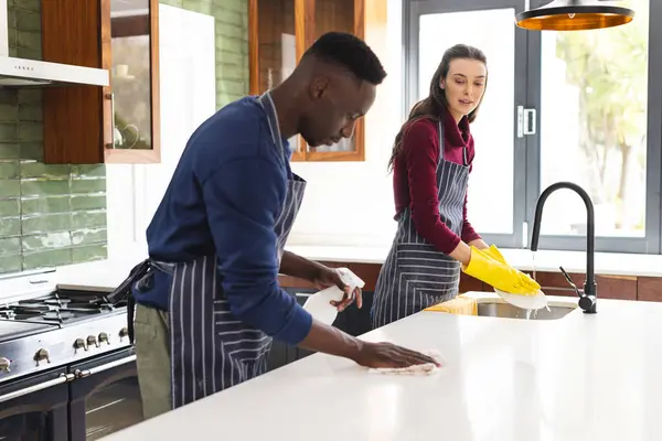 Glückliche Paare Putzen Arbeitsplatte Und Tun Geschirr Der Küche Hause — Stockfoto