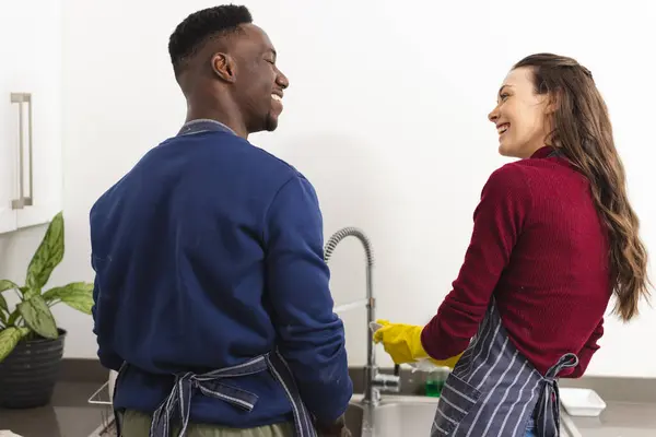 Mutfakta Bulaşık Yıkayan Mutlu Çift Yaşam Tarzı Birliktelik Ilişki Temizlik — Stok fotoğraf