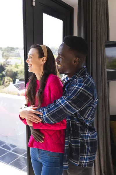 Glückliches Paar Das Sich Umarmt Und Hause Aus Dem Fenster — Stockfoto